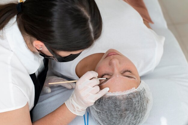 Jonge vrouw die een microblading-procedure ondergaat