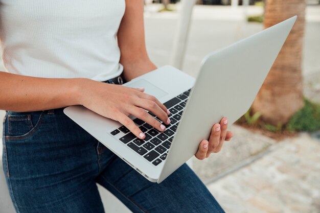 Jonge vrouw die een notitieboekje houdt