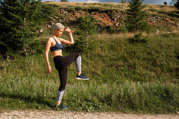 Jonge vrouw die een pauze neemt van hardlopen