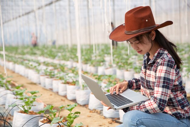 jonge vrouw die een plantage controleert