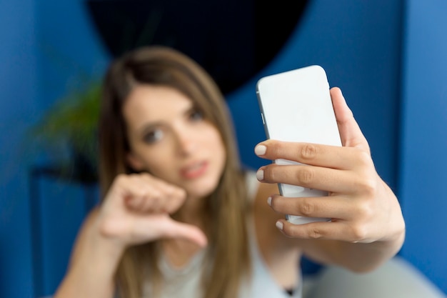 Gratis foto jonge vrouw die een selfie neemt