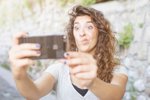 Jonge vrouw die een selfie neemt