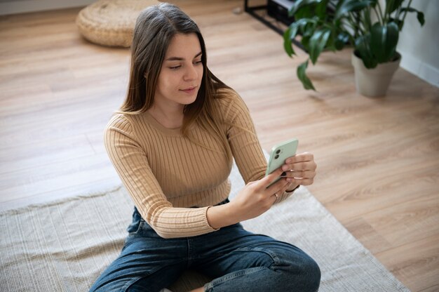 Jonge vrouw die een videogesprek voert