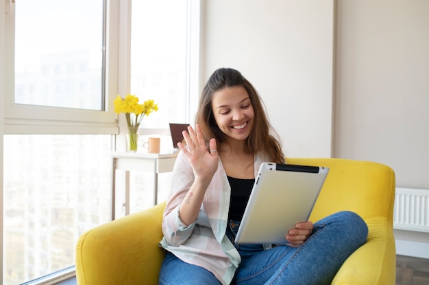 Gratis foto jonge vrouw die een videogesprek voert