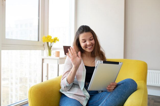 Jonge vrouw die een videogesprek voert