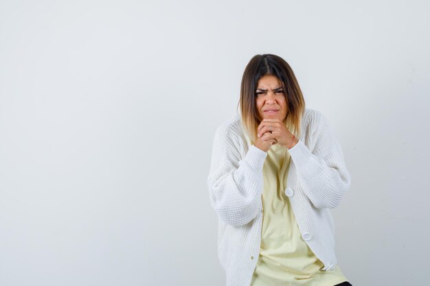 Jonge vrouw die een wit vest draagt