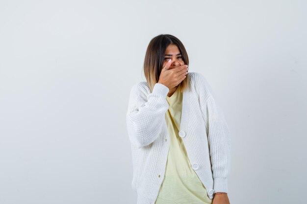 Gratis foto jonge vrouw die een wit vest draagt