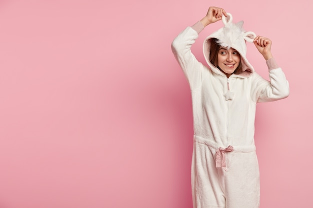 Gratis foto jonge vrouw die eenhoornpyjama's draagt