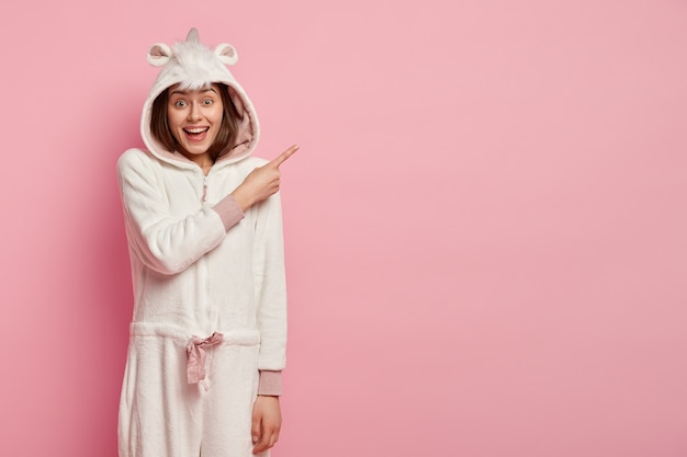 Gratis foto jonge vrouw die eenhoornpyjama's draagt