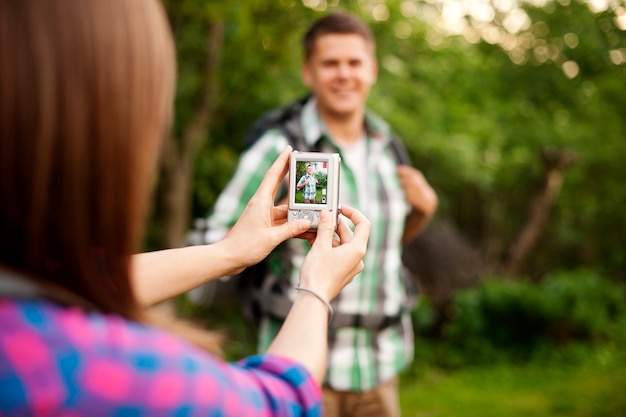 Jonge vrouw die foto neemt voor haar vriendje