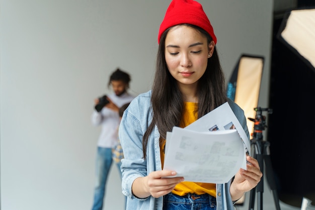 Gratis foto jonge vrouw die foto's bekijkt