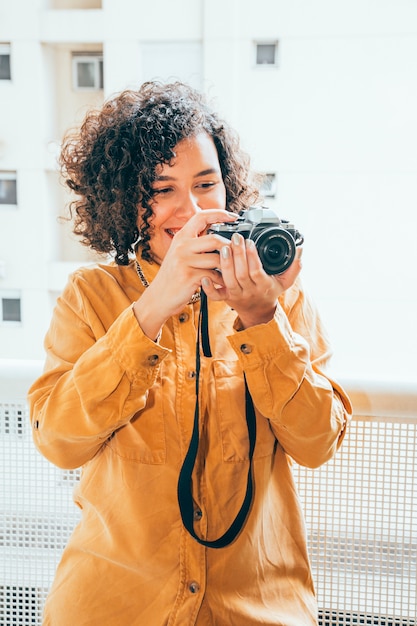 Gratis foto jonge vrouw die foto's neemt