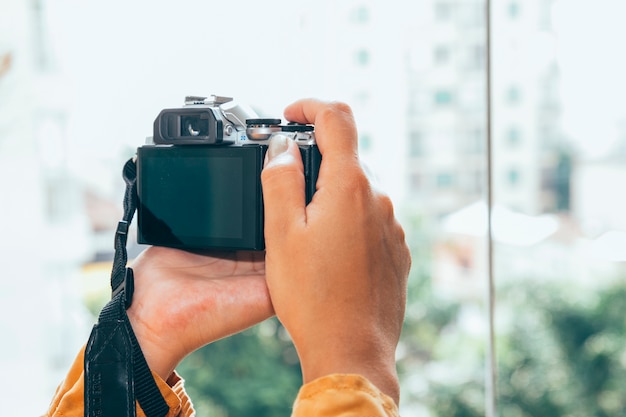 Jonge vrouw die foto's neemt