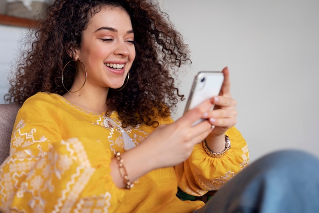 Gratis foto jonge vrouw die geborduurd overhemd draagt