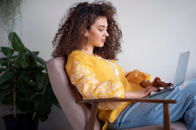 Gratis foto jonge vrouw die geborduurd overhemd draagt