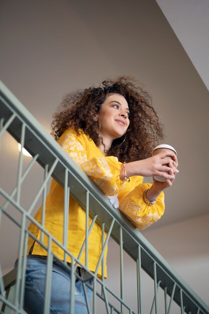 Jonge vrouw die geborduurd overhemd draagt