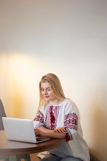 Gratis foto jonge vrouw die geborduurd overhemd draagt