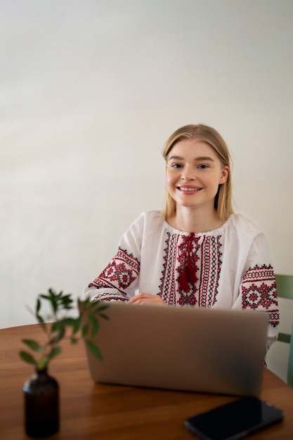 Gratis foto jonge vrouw die geborduurd overhemd draagt