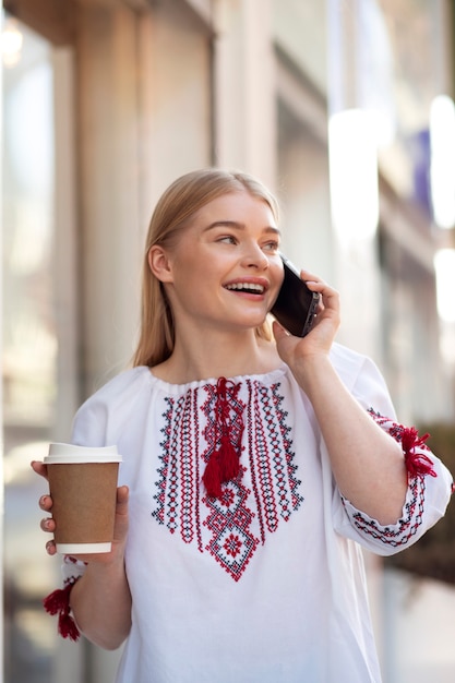 Gratis foto jonge vrouw die geborduurd overhemd draagt