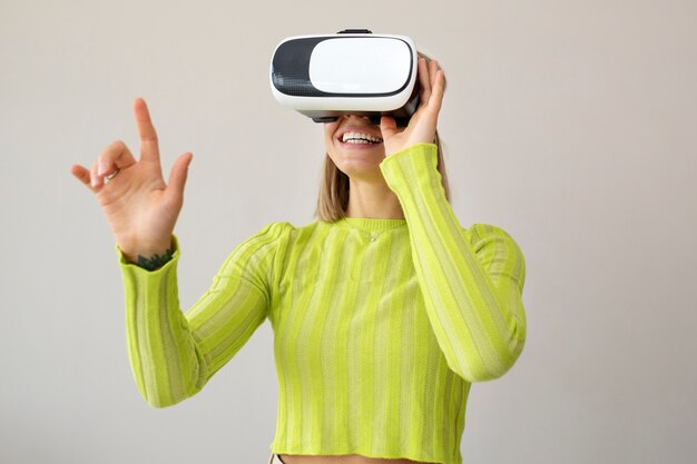 Jonge vrouw die geniet van een nieuwe technologie vr-bril