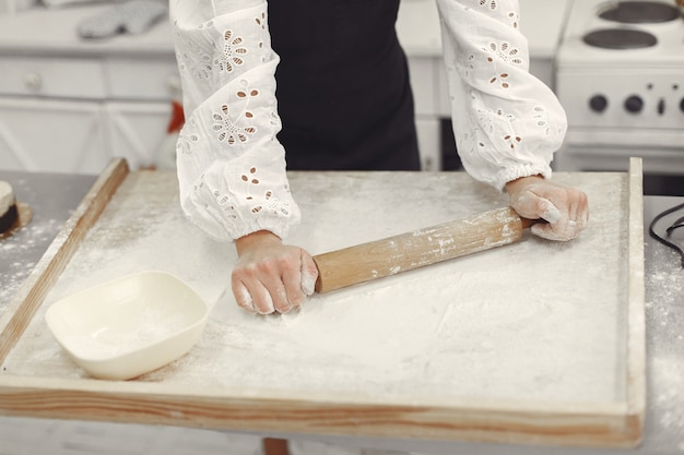 Jonge vrouw die gevormde koekjes maakt