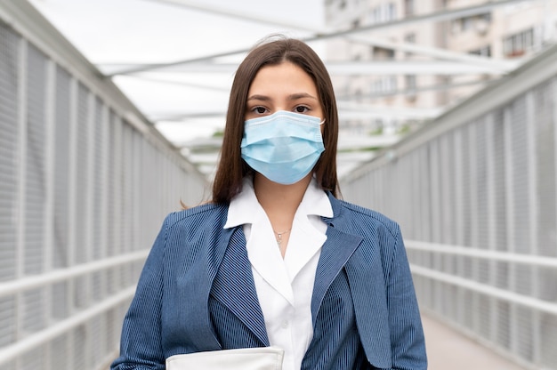 Jonge vrouw die gezichtsmasker draagt