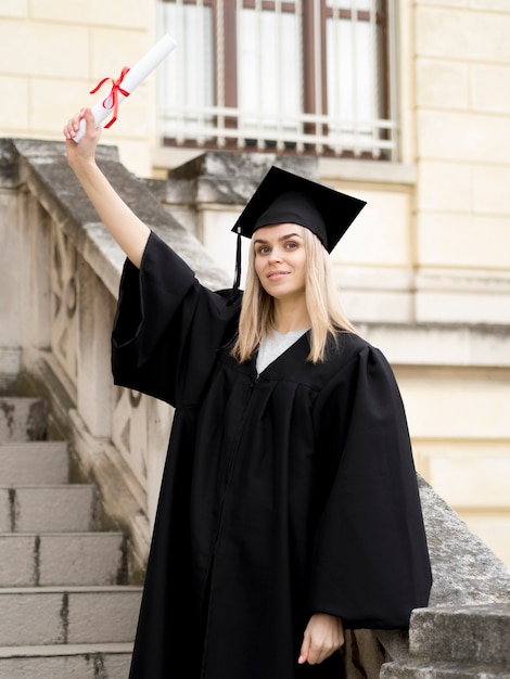 Jonge vrouw die graduatietoga draagt