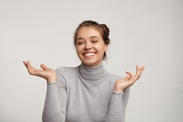 Jonge vrouw die grijze coltrui draagt