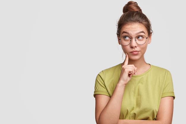 Jonge vrouw die haar haar in een broodje draagt