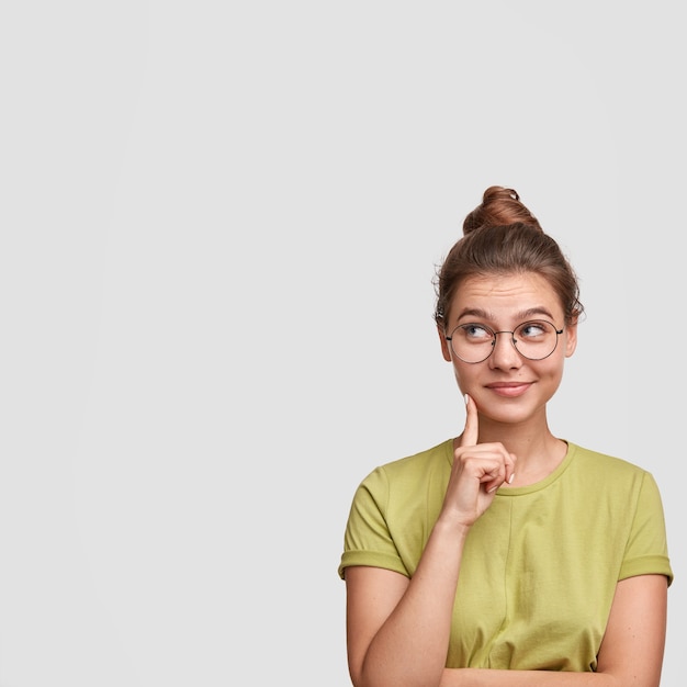 Jonge vrouw die haar haar in een broodje draagt