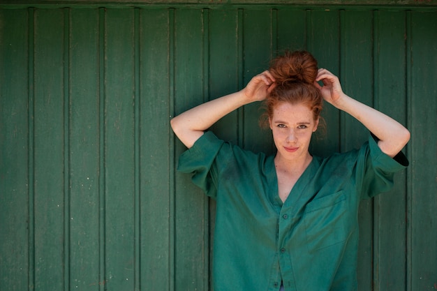 Jonge vrouw die haar haar schikt