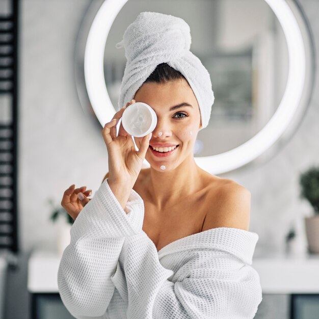 Jonge vrouw die haar ochtendroutine doet