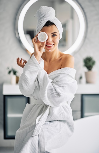 Gratis foto jonge vrouw die haar ochtendroutine doet