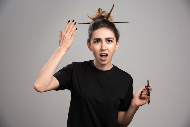 Jonge vrouw die haar slordig haar toont.