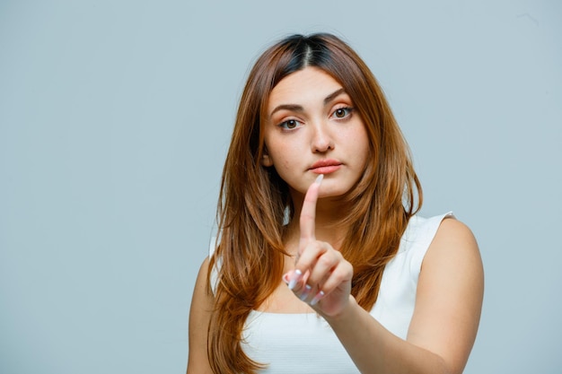 Jonge vrouw die haar vinger toont als waarschuwing