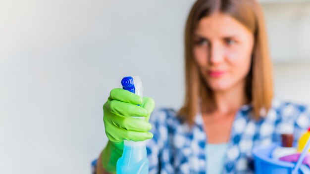 Jonge vrouw die het huis schoonmaakt