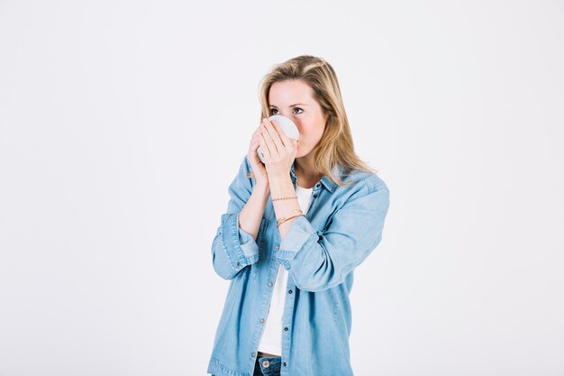 Jonge vrouw die hete drank drinkt