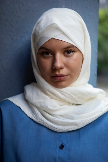 Gratis foto jonge vrouw die hijab vooraanzicht draagt