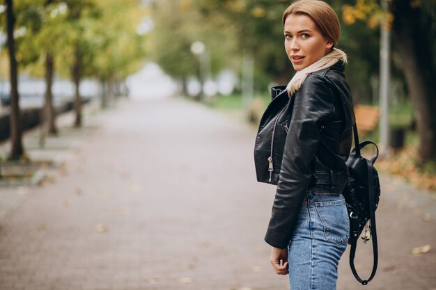 Jonge vrouw die hogere doeken aantoont