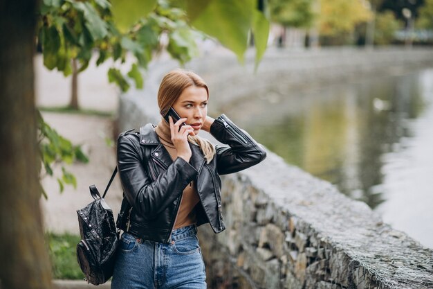 Jonge vrouw die hogere doeken aantoont