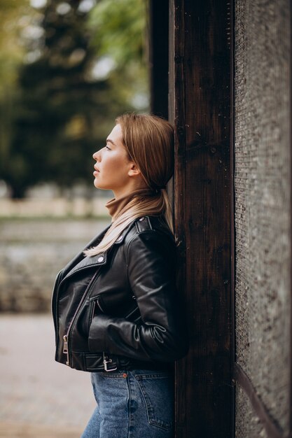 Jonge vrouw die hogere doeken aantoont