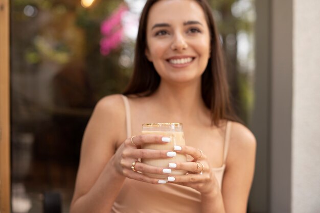 Gratis foto jonge vrouw die ijskoffie drinkt