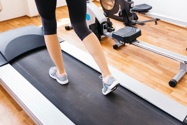 Gratis foto jonge vrouw die in de gymnastiek uitwerkt