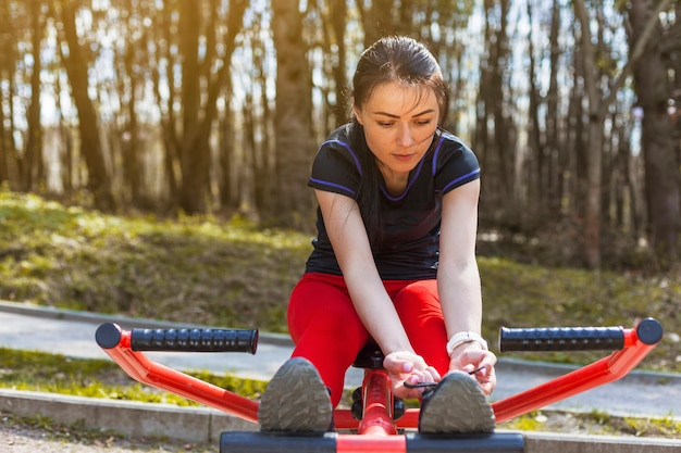 Jonge vrouw die in openlucht excercises doet