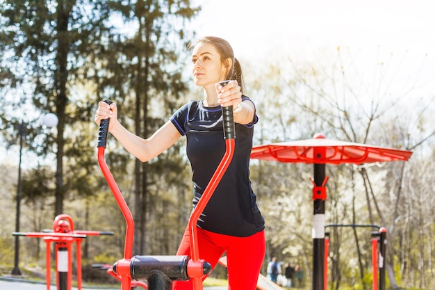 Jonge vrouw die in openlucht excercises doet