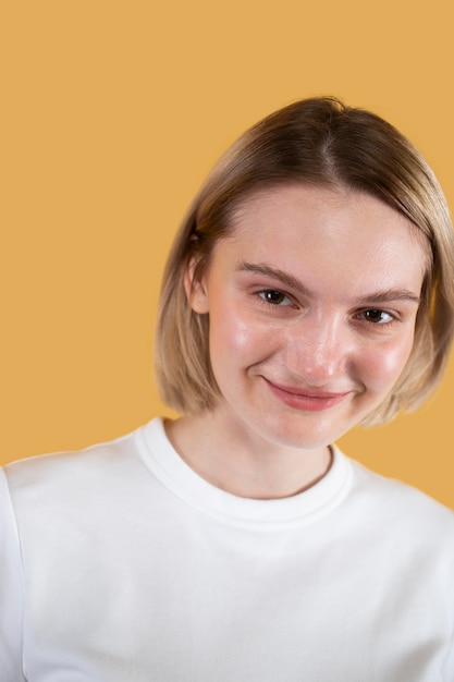 Gratis foto jonge vrouw die lacht geïsoleerd op geel