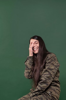 Jonge vrouw die lacht geïsoleerd op groen