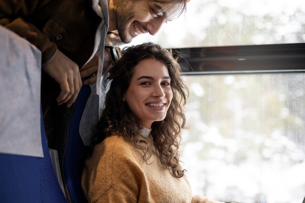 Jonge vrouw die lacht tijdens het reizen met de trein