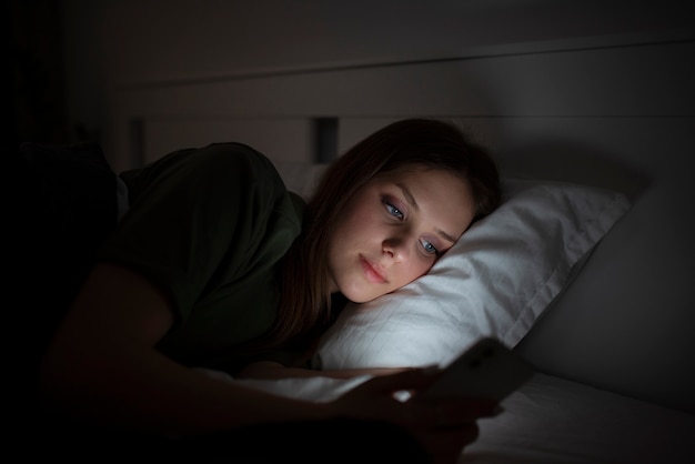 Jonge vrouw die lijdt aan een verslaving aan sociale media