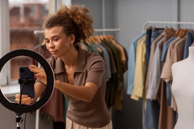 Jonge vrouw die live winkel organiseert